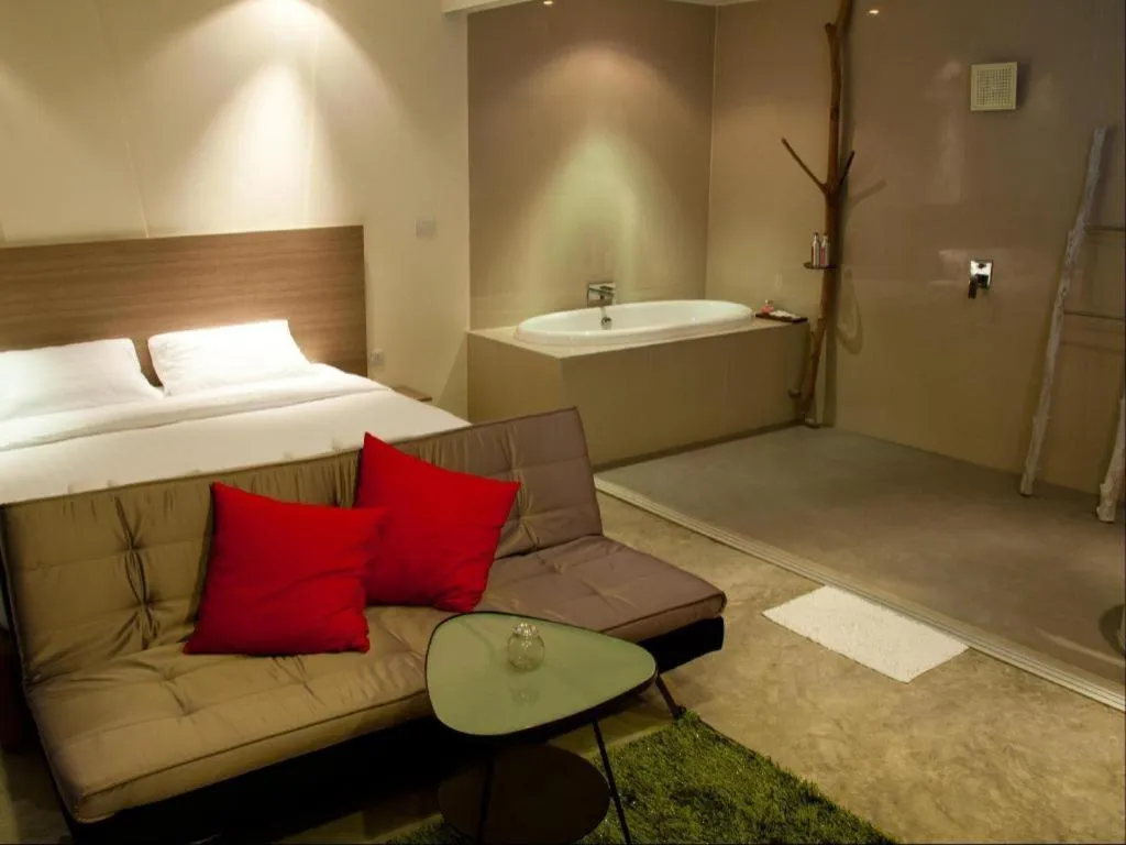 Bed in Red Z The Ocean