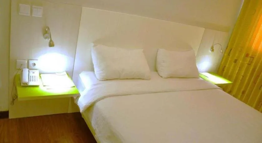 Bed in Everbright Ambon Hotel