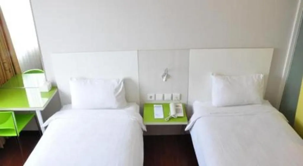 Bed in Everbright Ambon Hotel