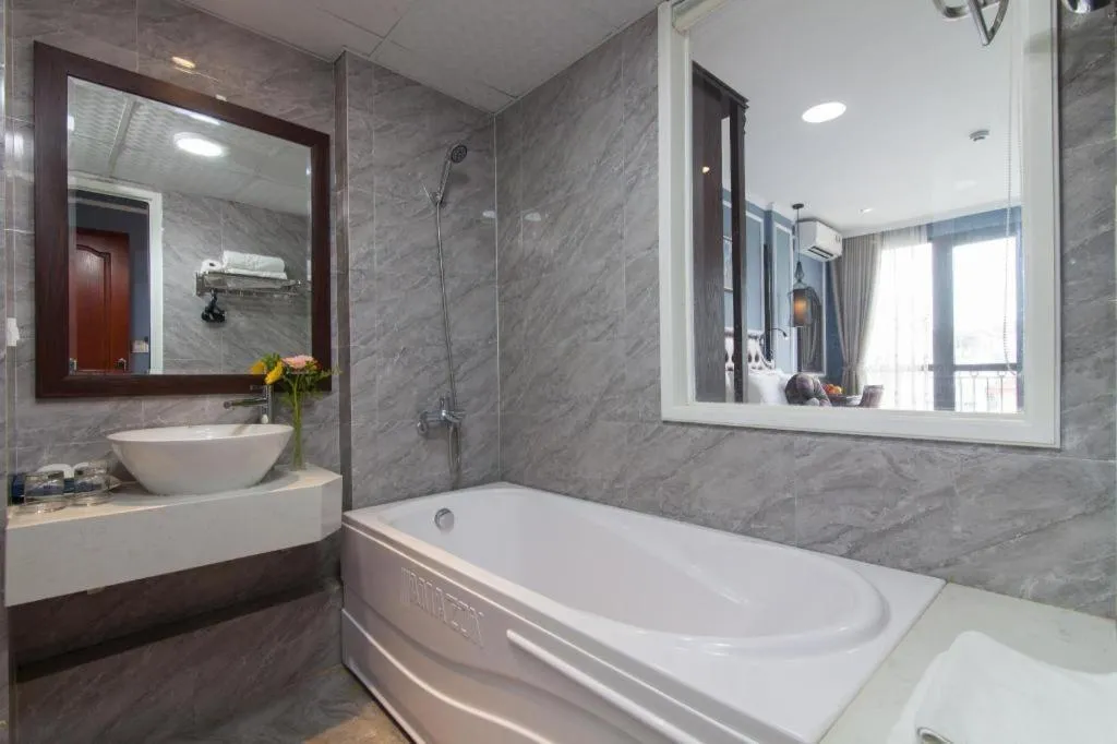 Ha Noi Crystal Pearl Hotel