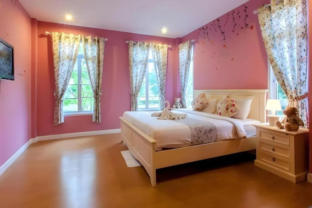 Bed in Varee Valley Resort and Restaurant