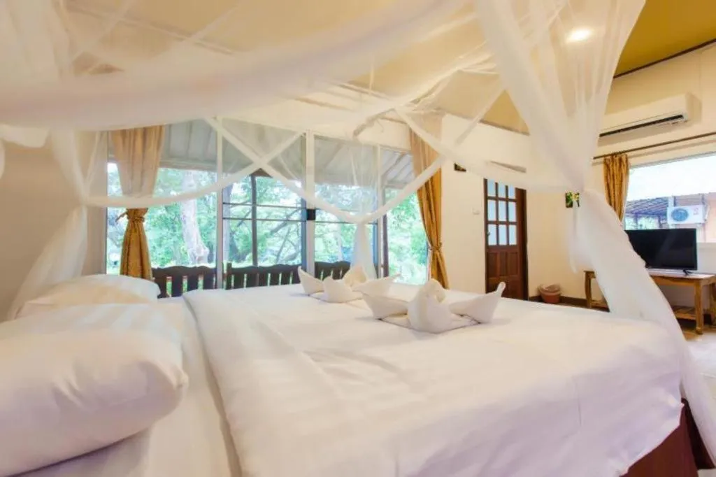 Bed in Varee Valley Resort and Restaurant