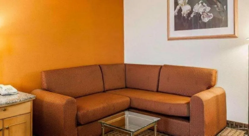 Quality Inn & Suites Shelbyville I-74