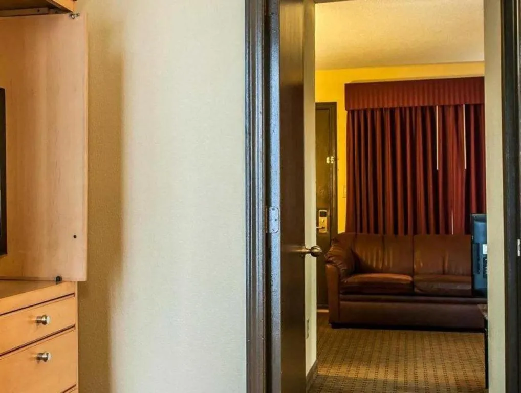 Quality Inn & Suites Shelbyville I-74