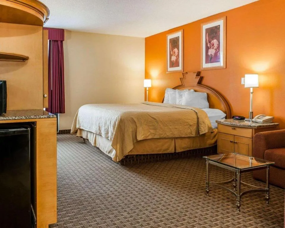 Bed in Quality Inn & Suites Shelbyville I-74