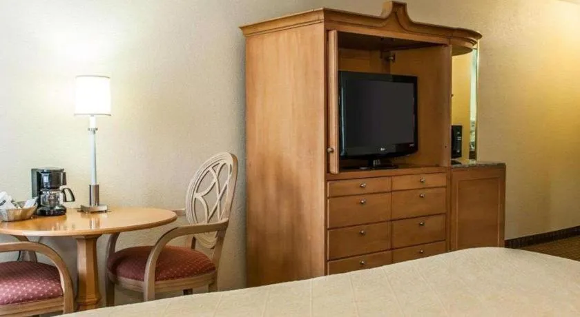 Bed in Quality Inn & Suites Shelbyville I-74