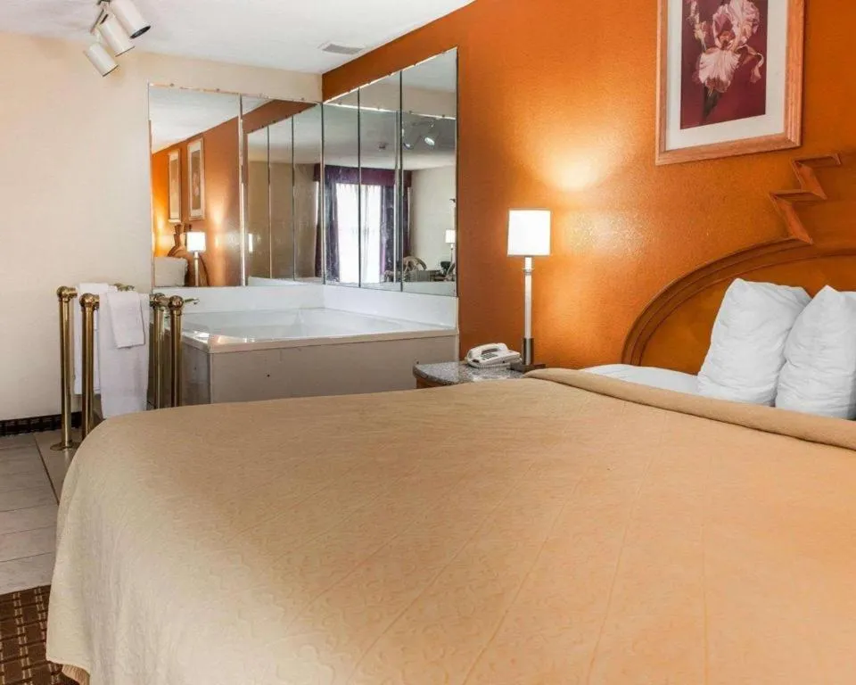 Bed in Quality Inn & Suites Shelbyville I-74