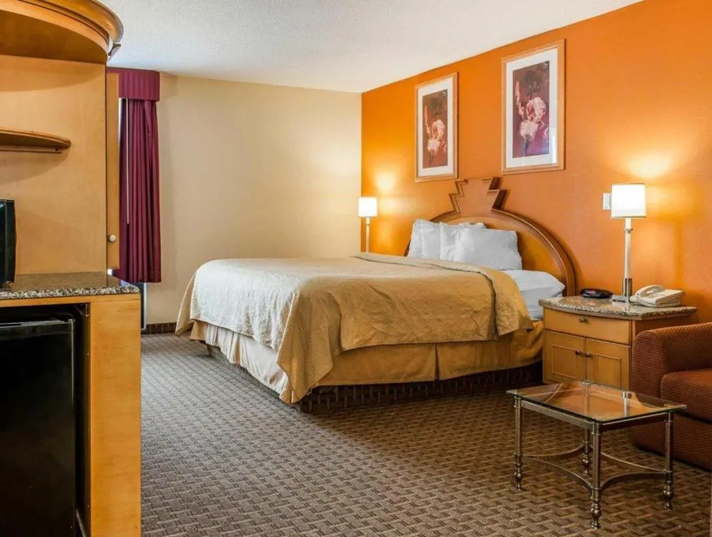 Bed in Quality Inn & Suites Shelbyville I-74