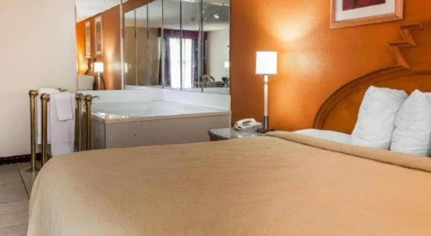 Bed in Quality Inn & Suites Shelbyville I-74