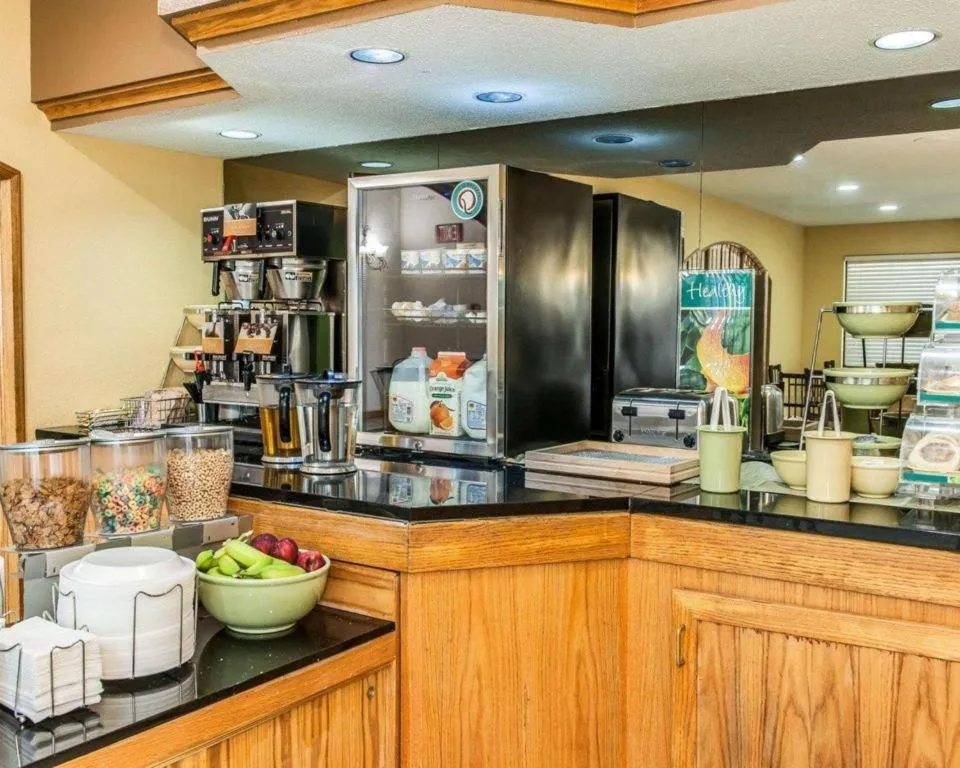 Quality Inn & Suites Shelbyville I-74