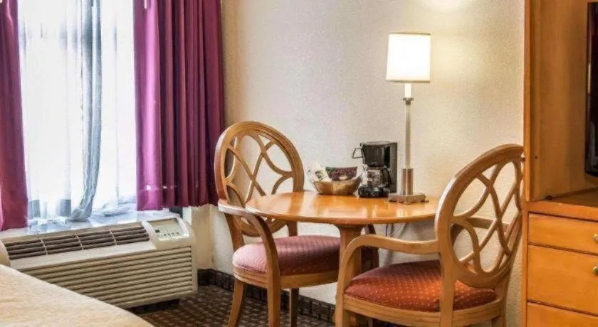 Quality Inn & Suites Shelbyville I-74