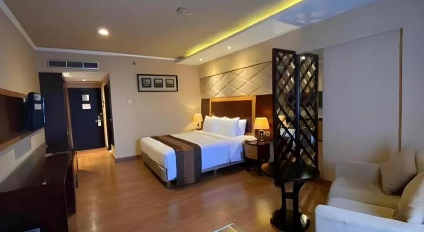 Bed in Regent's Park Hotel at Kayutangan Malang