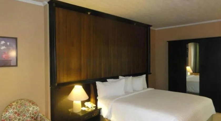 Bed in Regent's Park Hotel at Kayutangan Malang