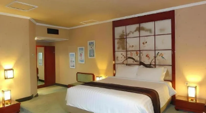 Bed in Regent's Park Hotel at Kayutangan Malang