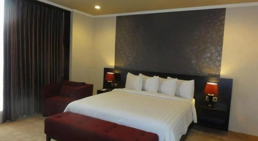 Bed in Regent's Park Hotel at Kayutangan Malang