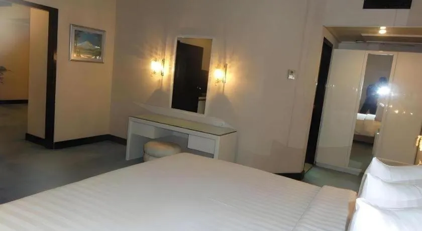 Bed in Regent's Park Hotel at Kayutangan Malang