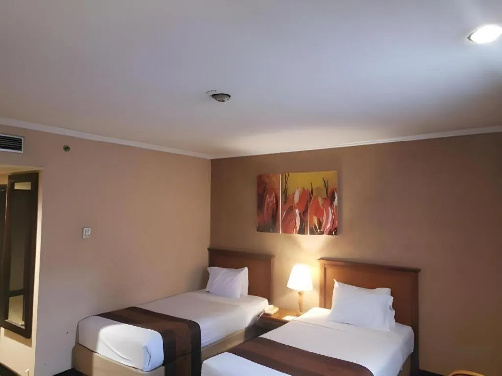 Bed in Regent's Park Hotel at Kayutangan Malang