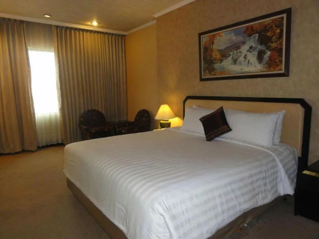 Bed in Regent's Park Hotel at Kayutangan Malang