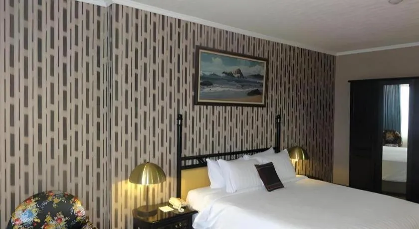 Bed in Regent's Park Hotel at Kayutangan Malang