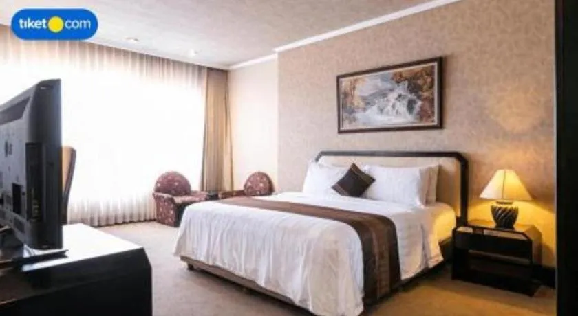 Bed in Regent's Park Hotel at Kayutangan Malang