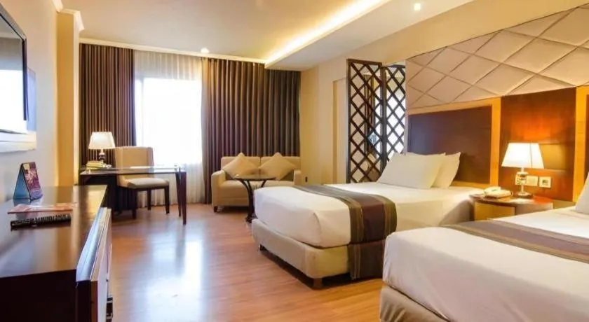 Bed in Regent's Park Hotel at Kayutangan Malang