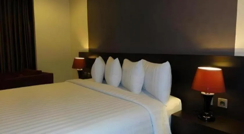 Bed in Regent's Park Hotel at Kayutangan Malang