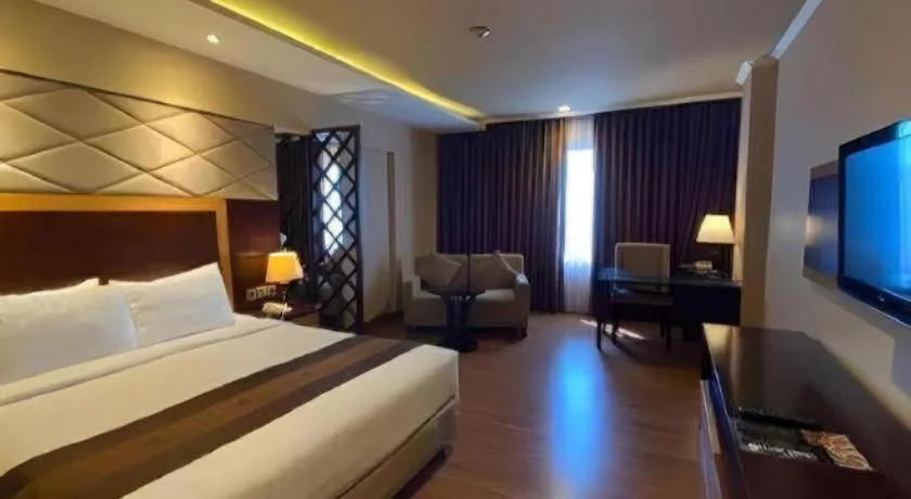 Bed in Regent's Park Hotel at Kayutangan Malang