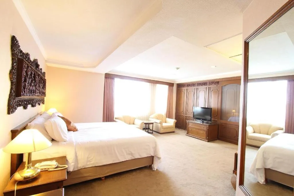 Bed in Regent's Park Hotel at Kayutangan Malang