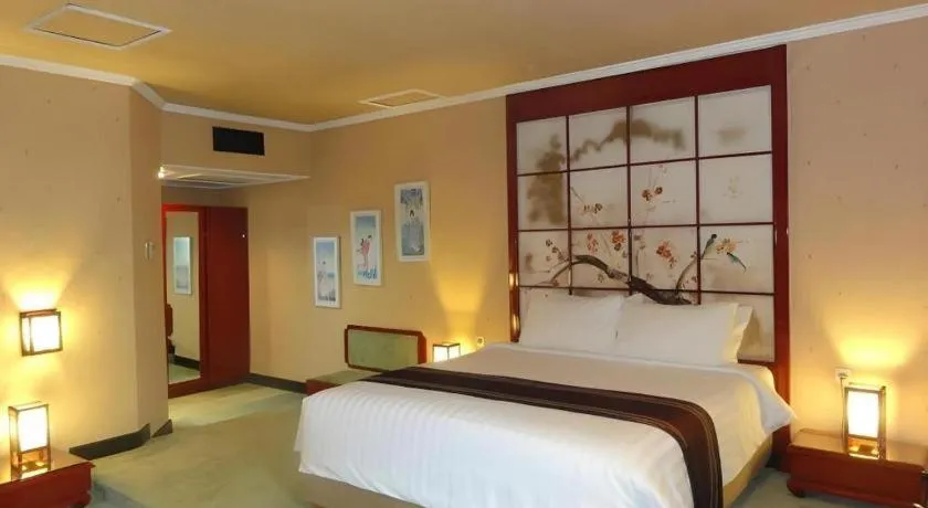 Bed in Regent's Park Hotel at Kayutangan Malang