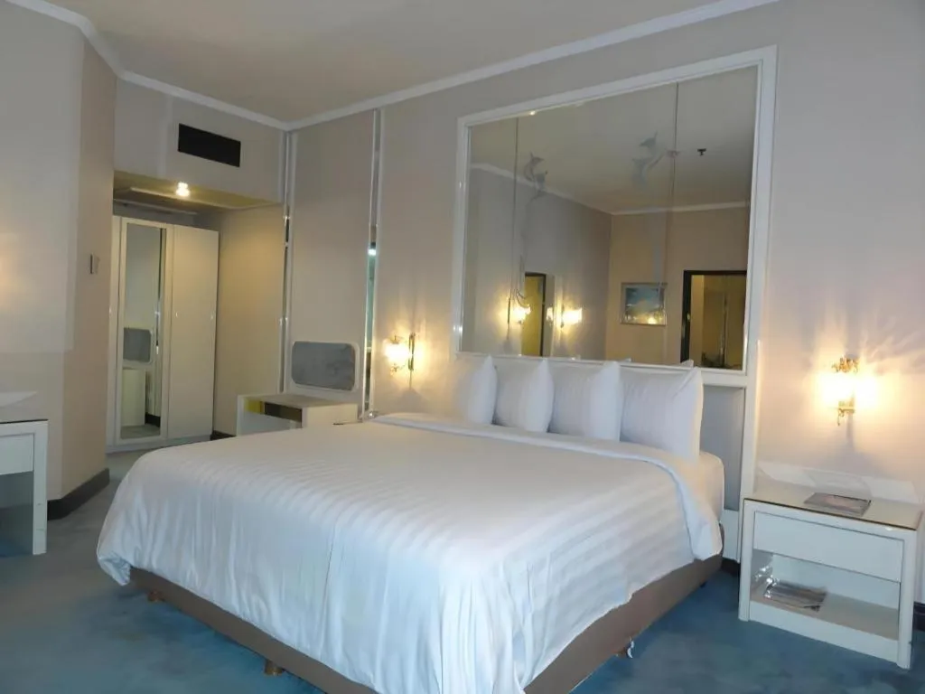 Bed in Regent's Park Hotel at Kayutangan Malang