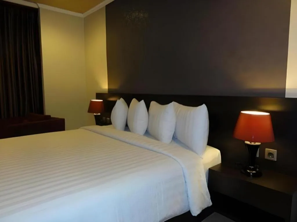 Bed in Regent's Park Hotel at Kayutangan Malang