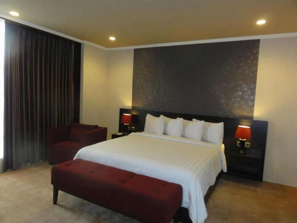 Bed in Regent's Park Hotel at Kayutangan Malang