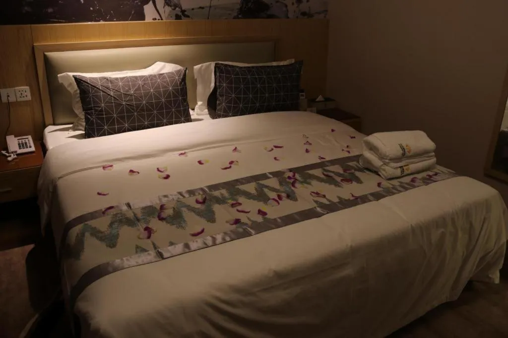 Bed in ST. MORITZ BUSINESS HOTEL