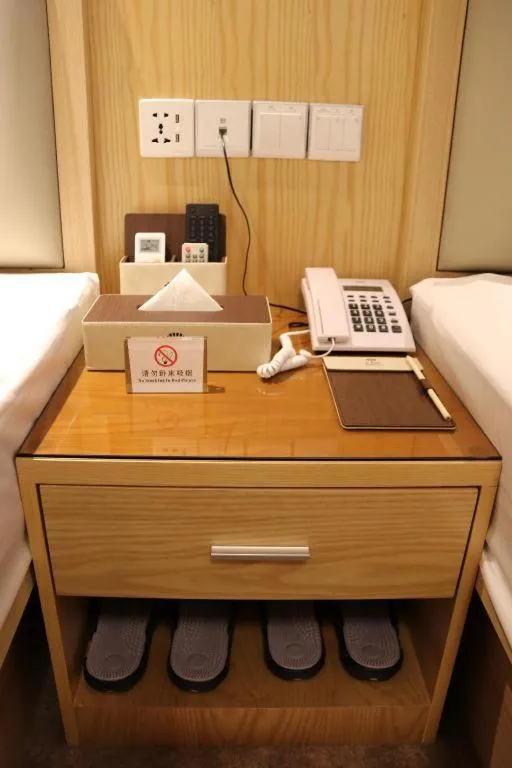 Bed in ST. MORITZ BUSINESS HOTEL