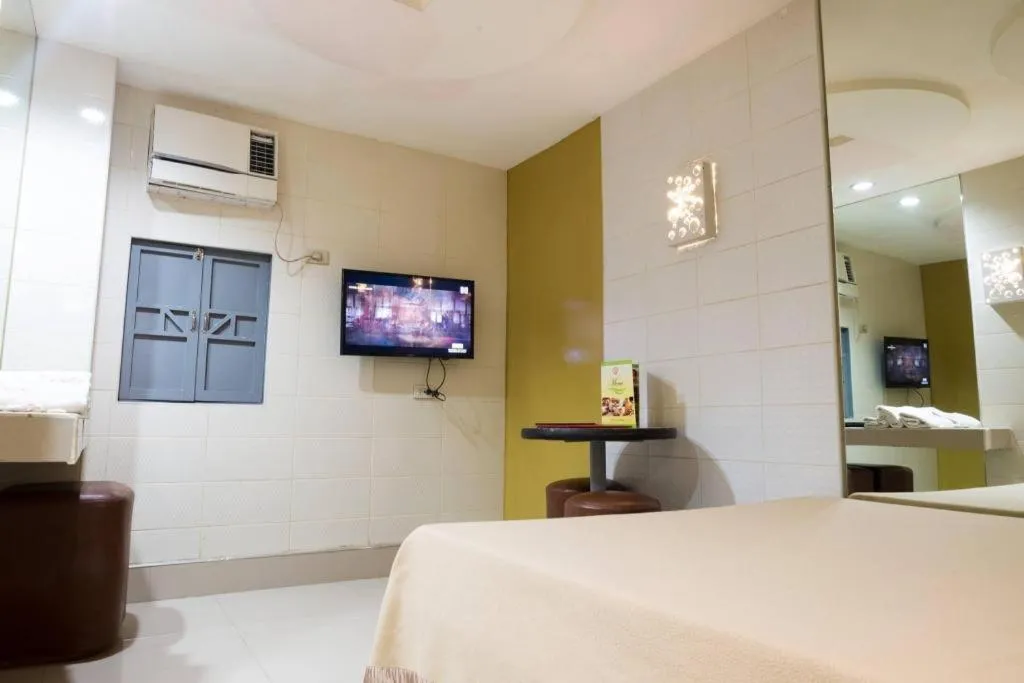 Bed in Vista Hotel Recto