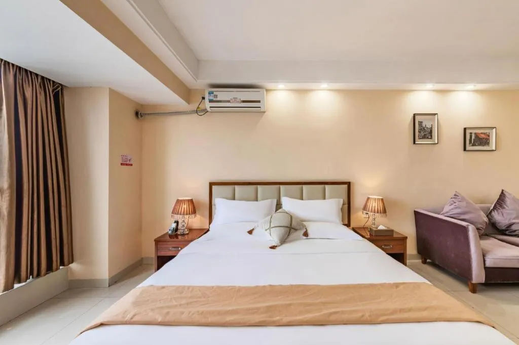 Bed in Foshan Baolong Hotel