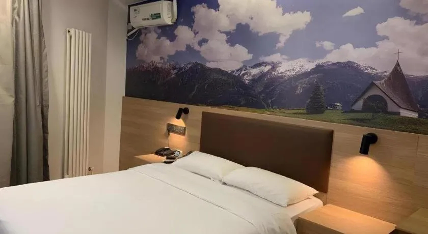 Bed in GreenTree Inn Beijing Chaoyang District Shilihe Subway Station Express Hotel