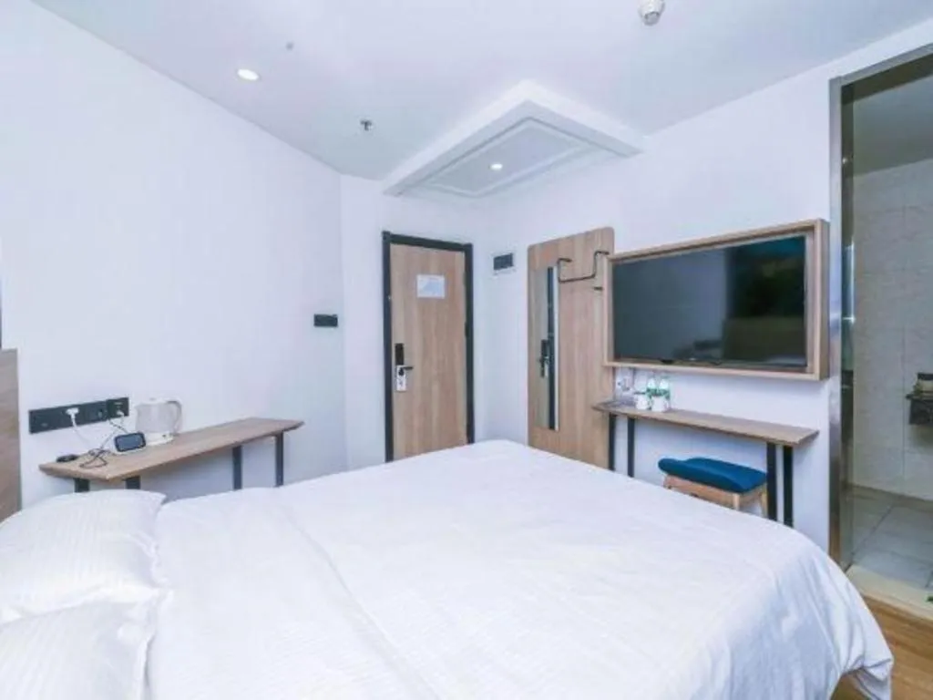Bed in GreenTree Inn Beijing Chaoyang District Shilihe Subway Station Express Hotel