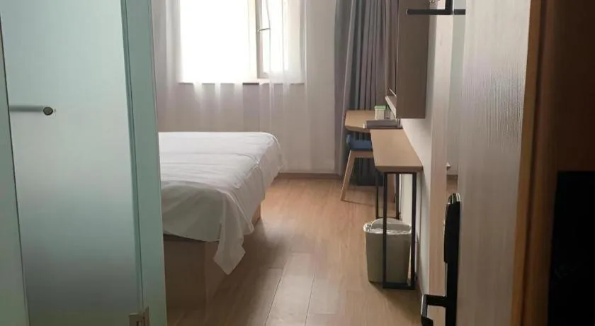 Bed in GreenTree Inn Beijing Chaoyang District Shilihe Subway Station Express Hotel