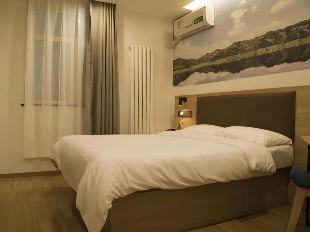 Bed in GreenTree Inn Beijing Chaoyang District Shilihe Subway Station Express Hotel
