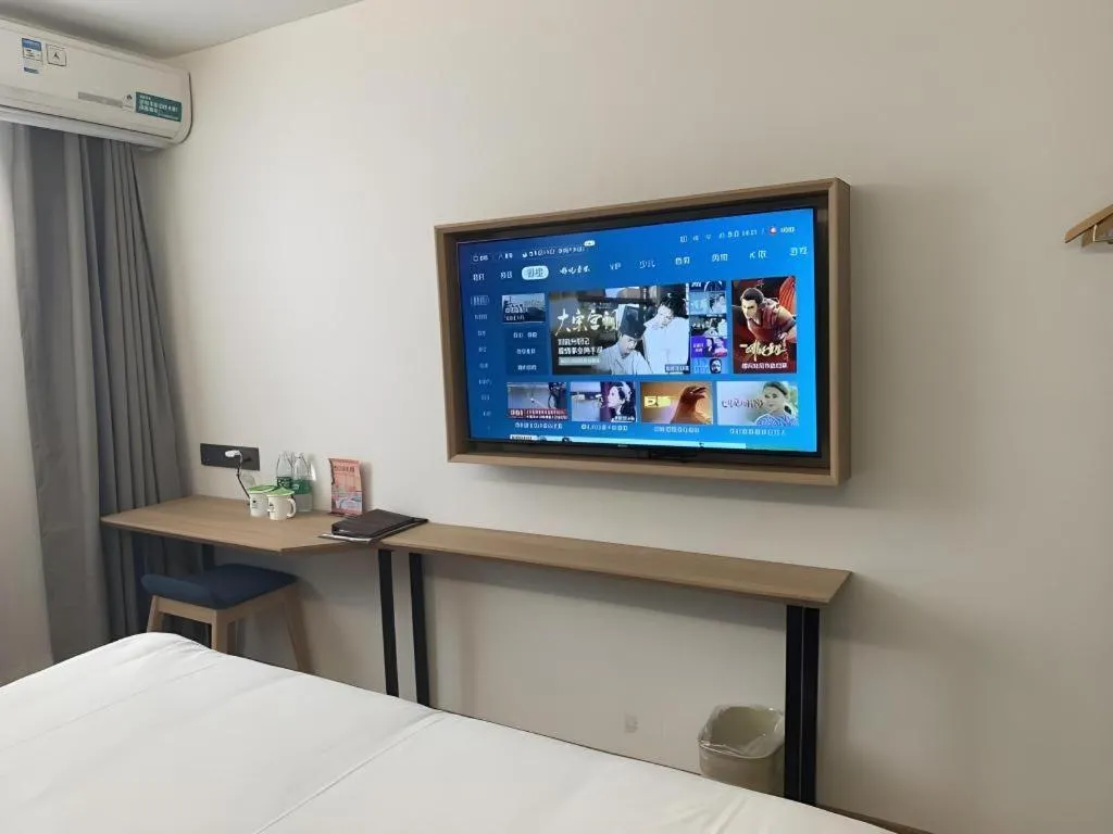 Bed in GreenTree Inn Beijing Chaoyang District Shilihe Subway Station Express Hotel