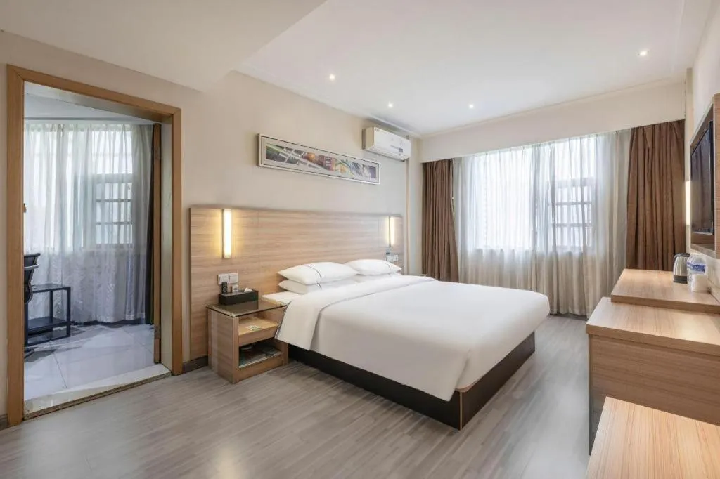Bed in City Comfort Inn Huanggang Baota Avenue