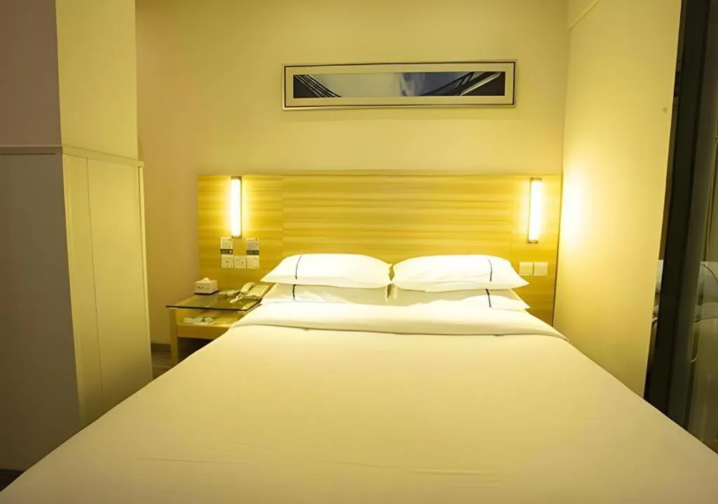 Bed in City Comfort Inn Huanggang Baota Avenue