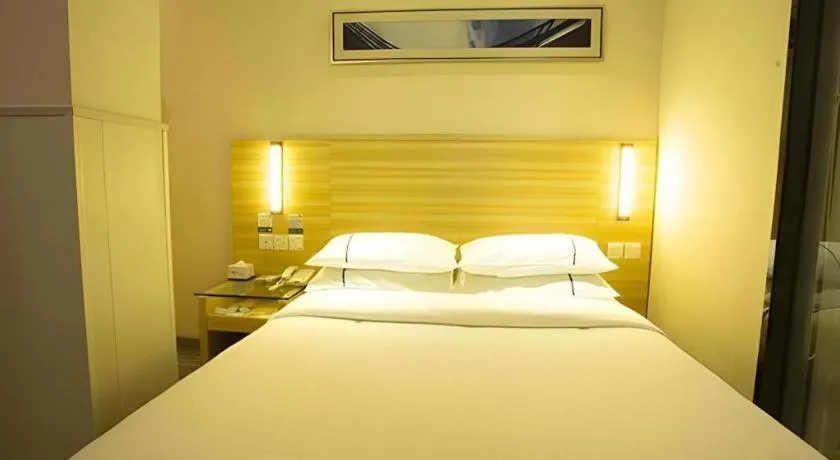 Bed in City Comfort Inn Huanggang Baota Avenue