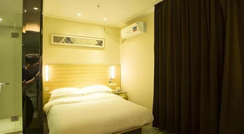 Bed in City Comfort Inn Huanggang Baota Avenue