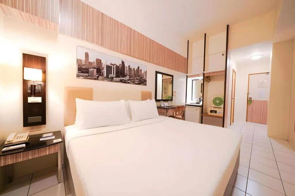 Bed in Majestic Hotel Manila - Formerly Octagon Mansion Hotel Manila