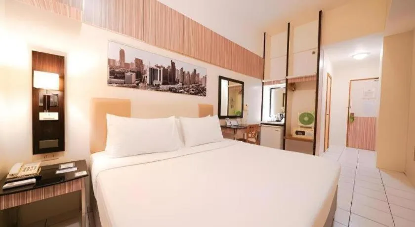 Bed in Majestic Hotel Manila - Formerly Octagon Mansion Hotel Manila