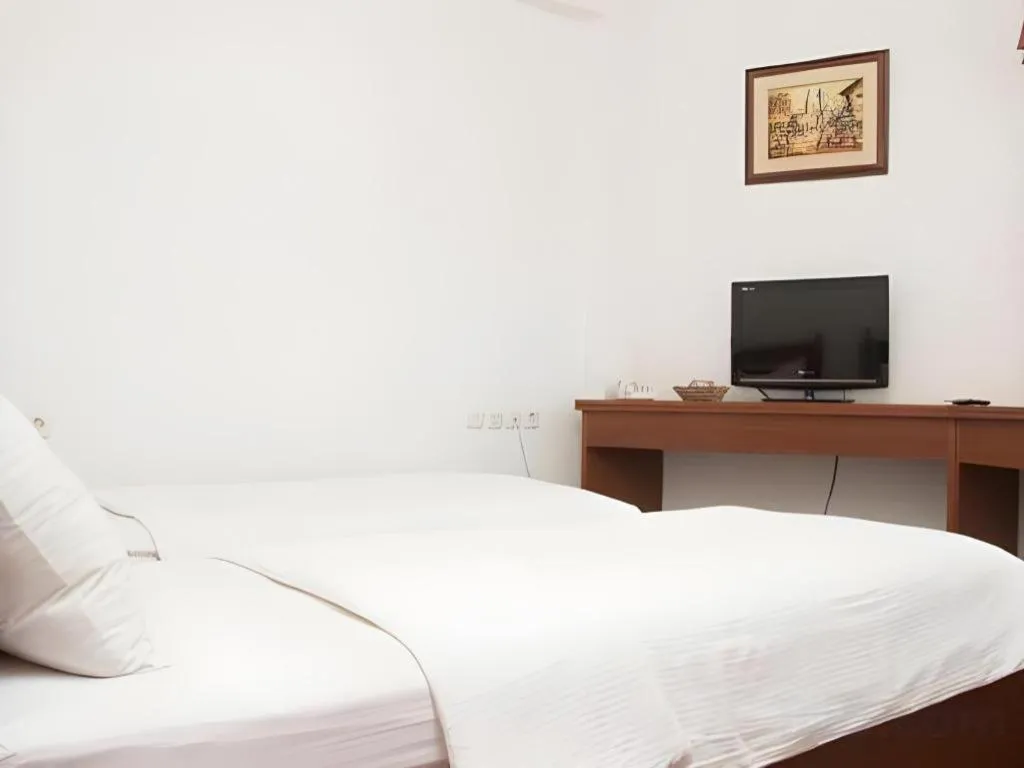 Bed in Hotel Amira Pasteur