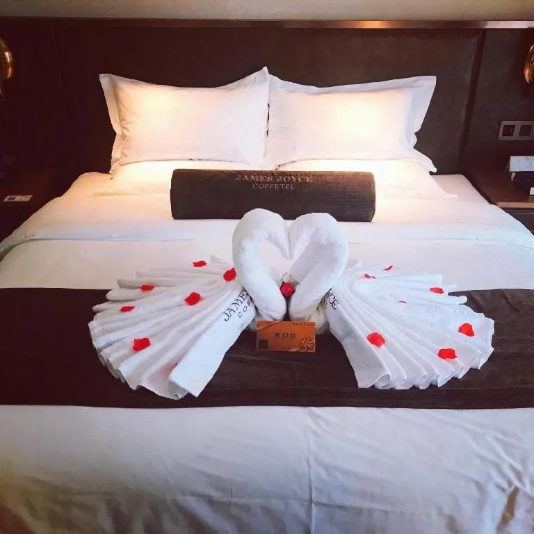 Bed in James Joyce Coffetel Xi'an Lingtong The Terracotta Army Huaqingchi University Town Metro Station