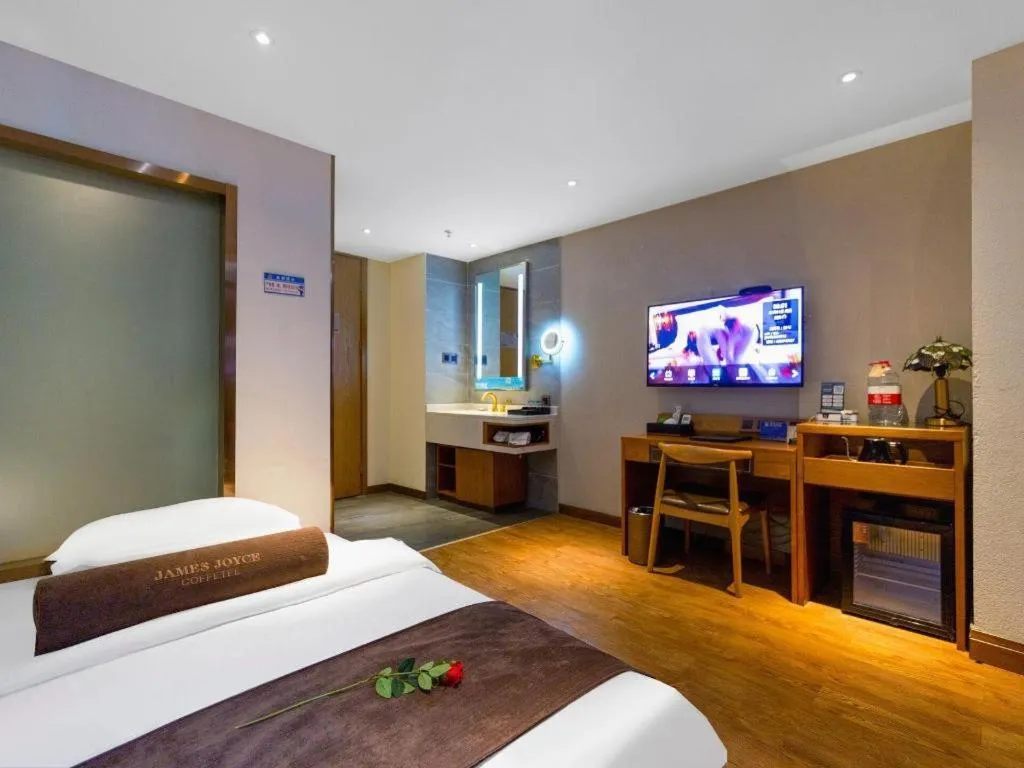 Bed in James Joyce Coffetel Xi'an Lingtong The Terracotta Army Huaqingchi University Town Metro Station